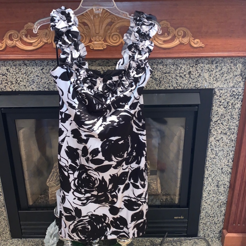 Women’s Whitehouse Black Market Sleeveless Ruffled Strap Dress Never Worn Size 6
